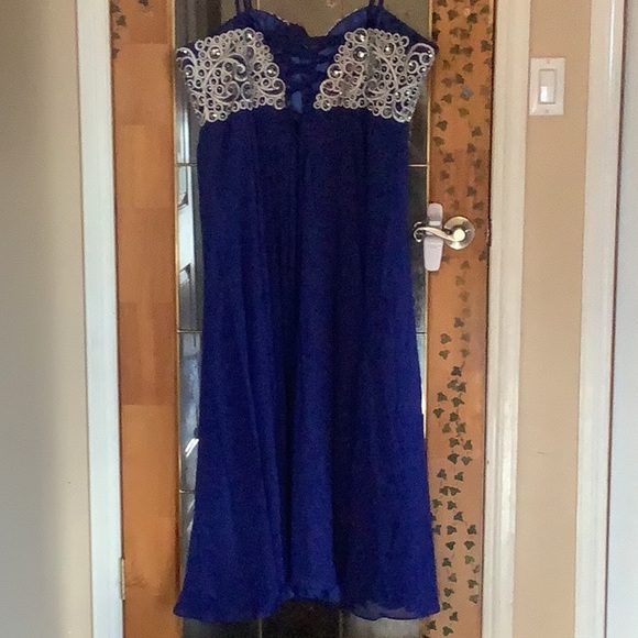 Gown - Picture 2 of 8